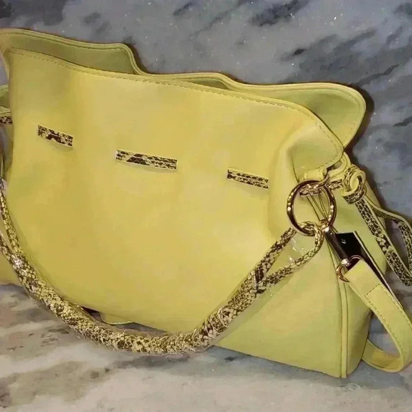 Badgley Mischka yellow handbag with snake pattern handle - Picture 5 of 6